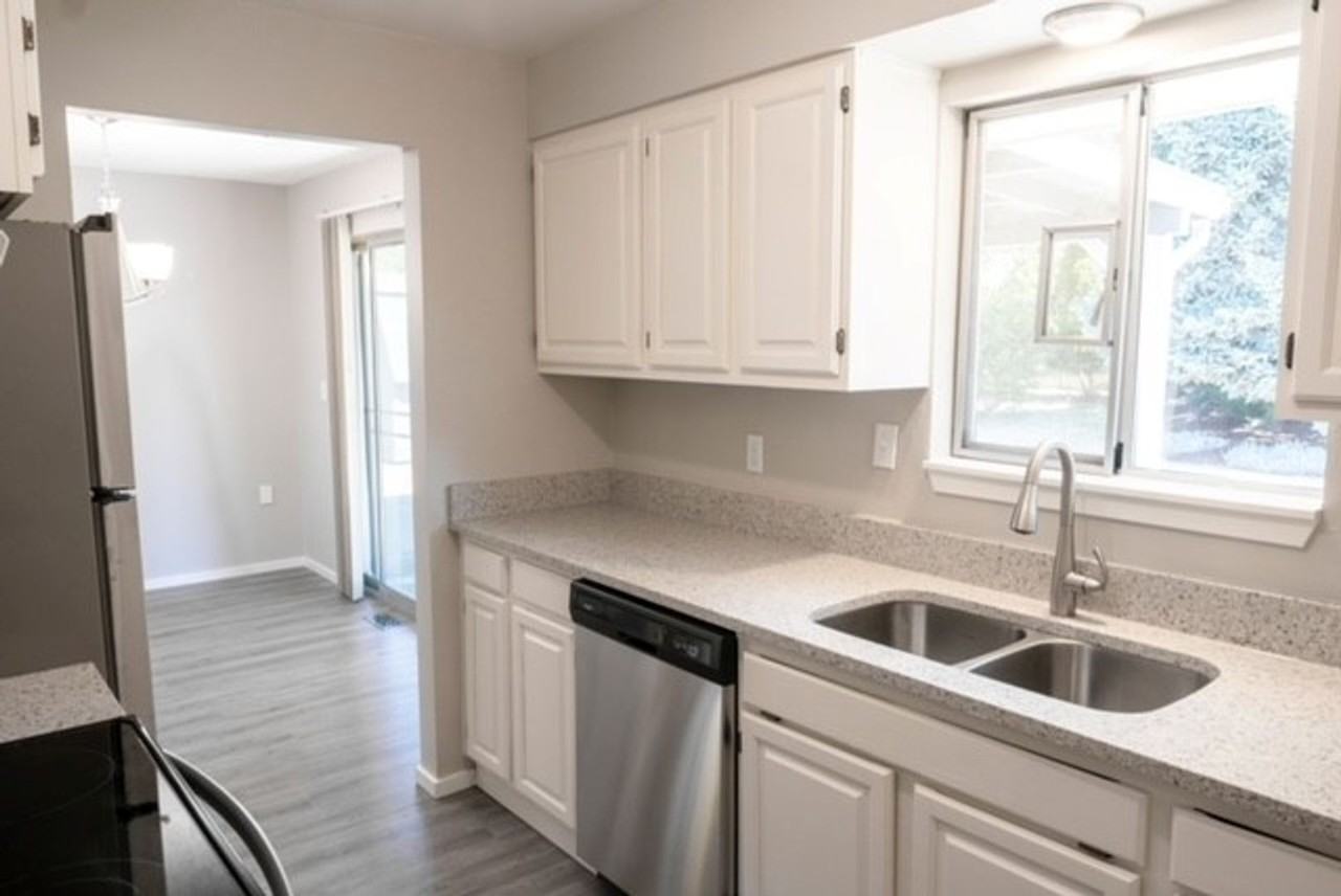 654 Jefferson Ave Ne - Photo 7 of 22
