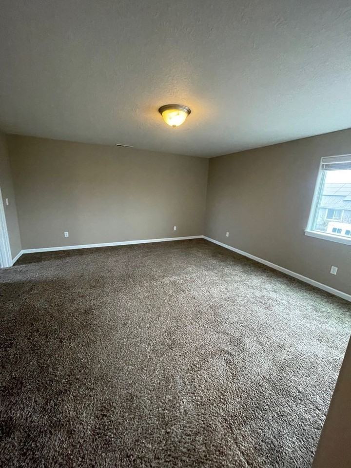 463 Se Wiens St - Photo 2 of 8