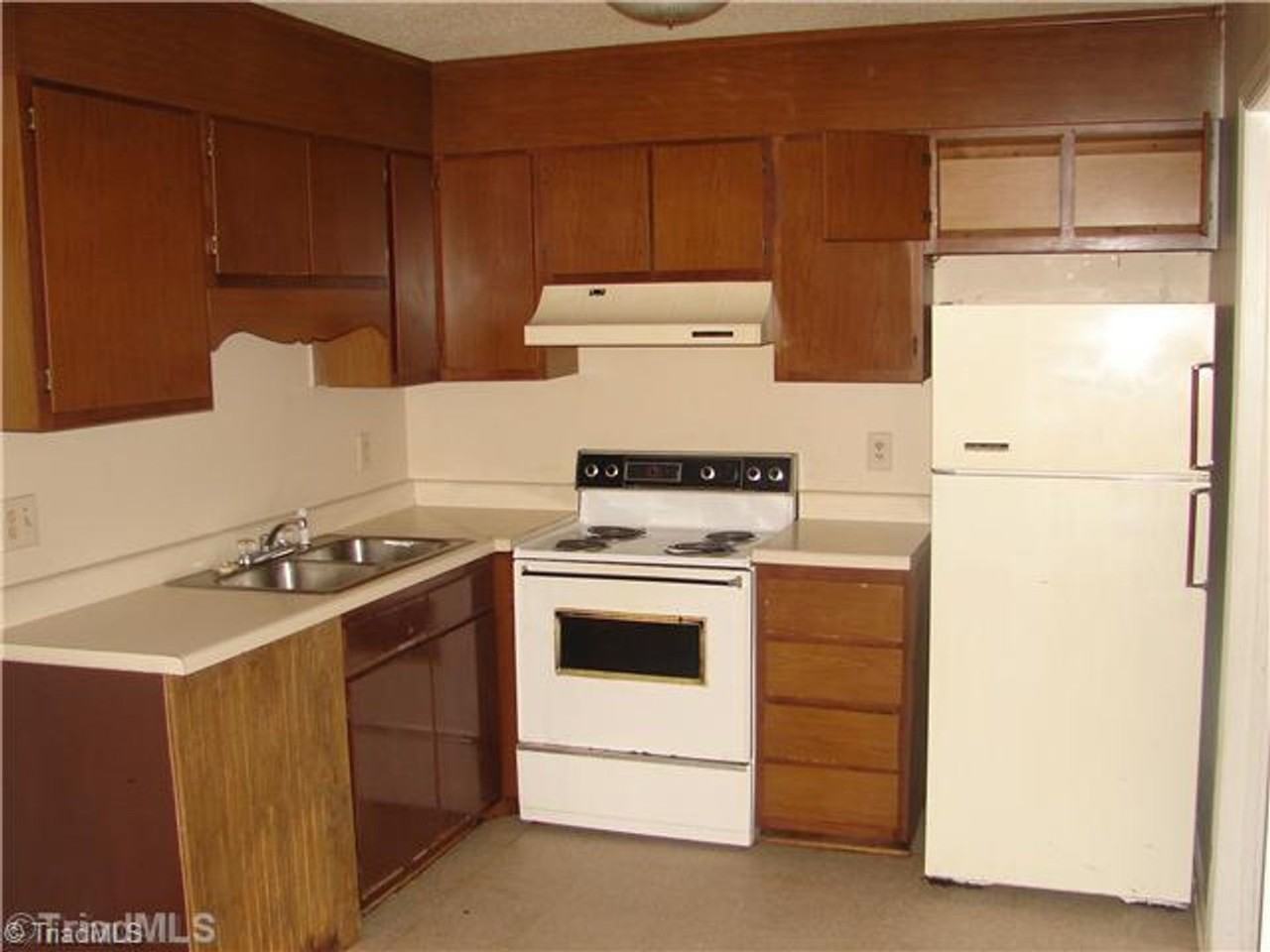 224 Royal Forest Ct - Photo 3 of 4