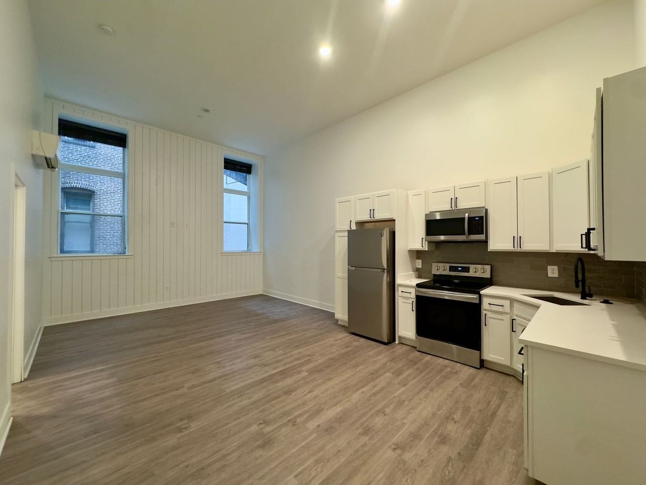 211 St Paul Pl - Photo 4 of 9