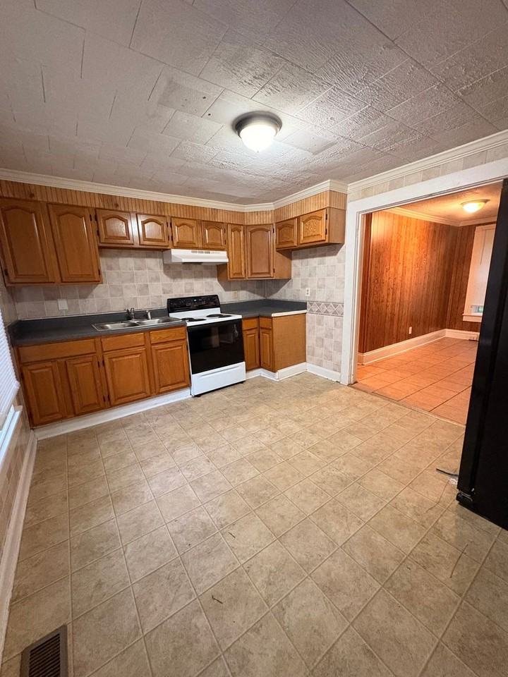 1631 Harrison Ave - Photo 2 of 7