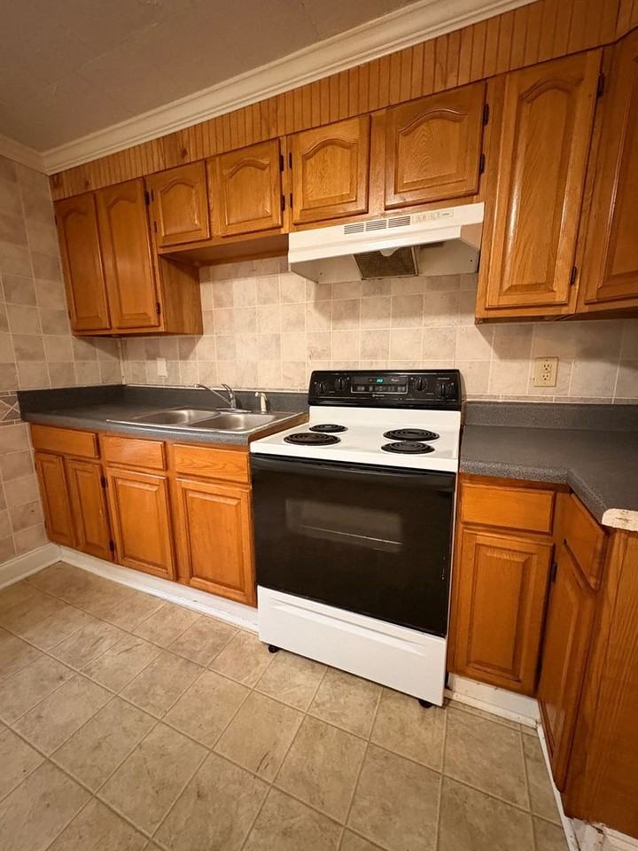 1631 Harrison Ave - Photo 3 of 7