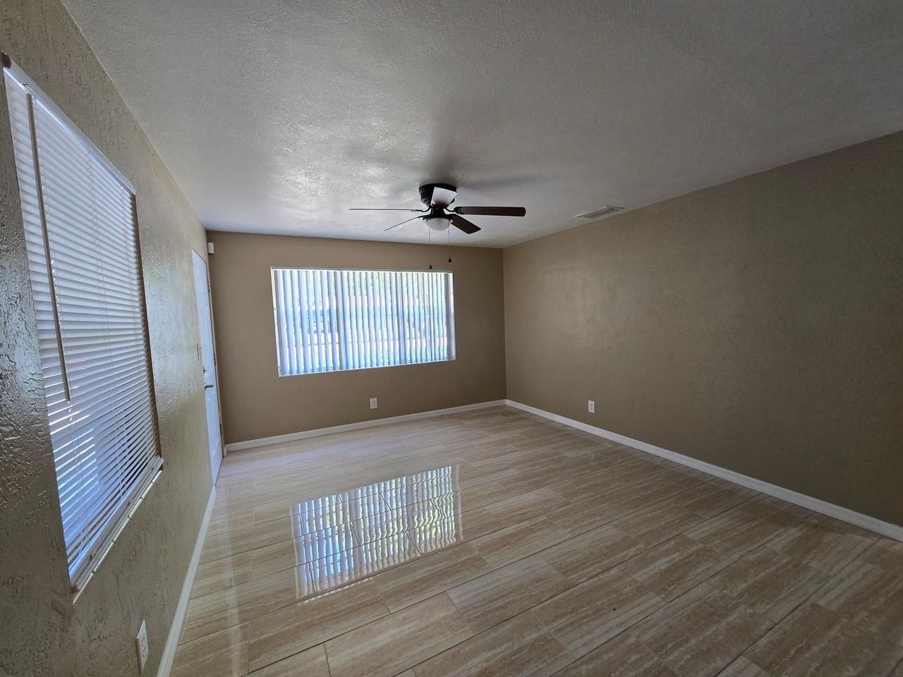 112 Palm Dr - Photo 3 of 12