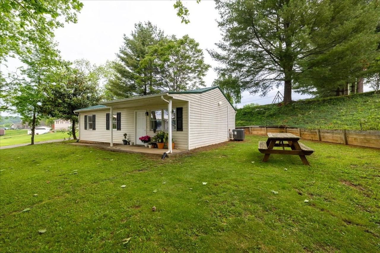 301 Forest Ave - Photo 2 of 15