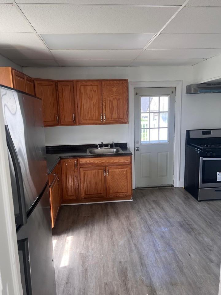 212 Chestnut St #B - Photo 2 of 20