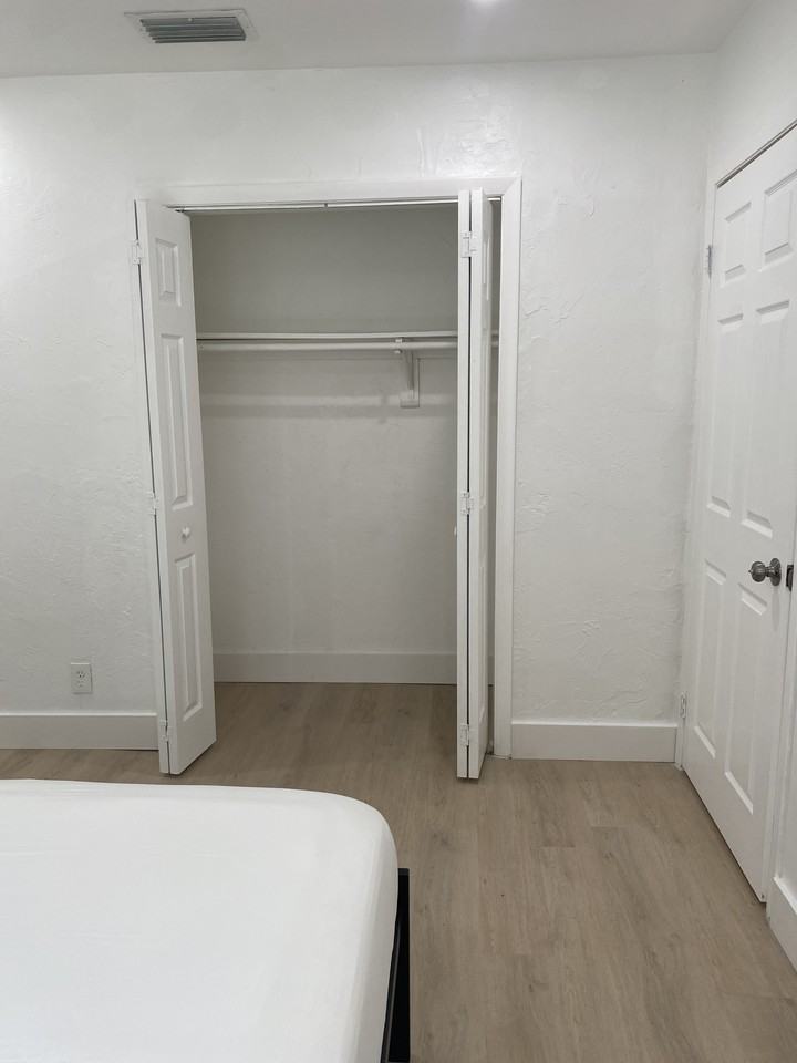 2900 Nw 8th St #NA - Photo 3 of 7