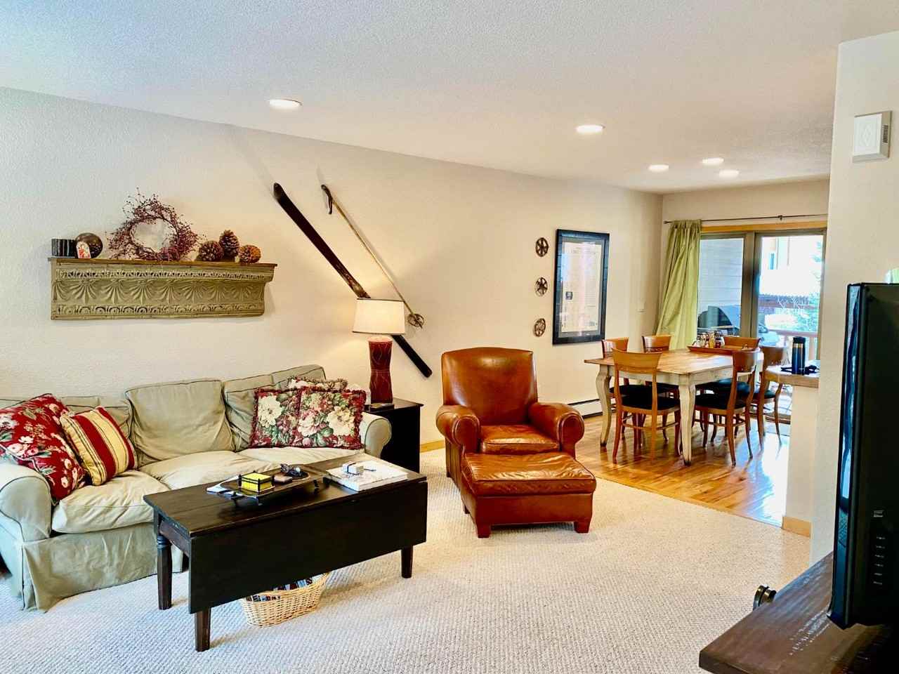 102 Sawyer Cir - Photo 2 of 12