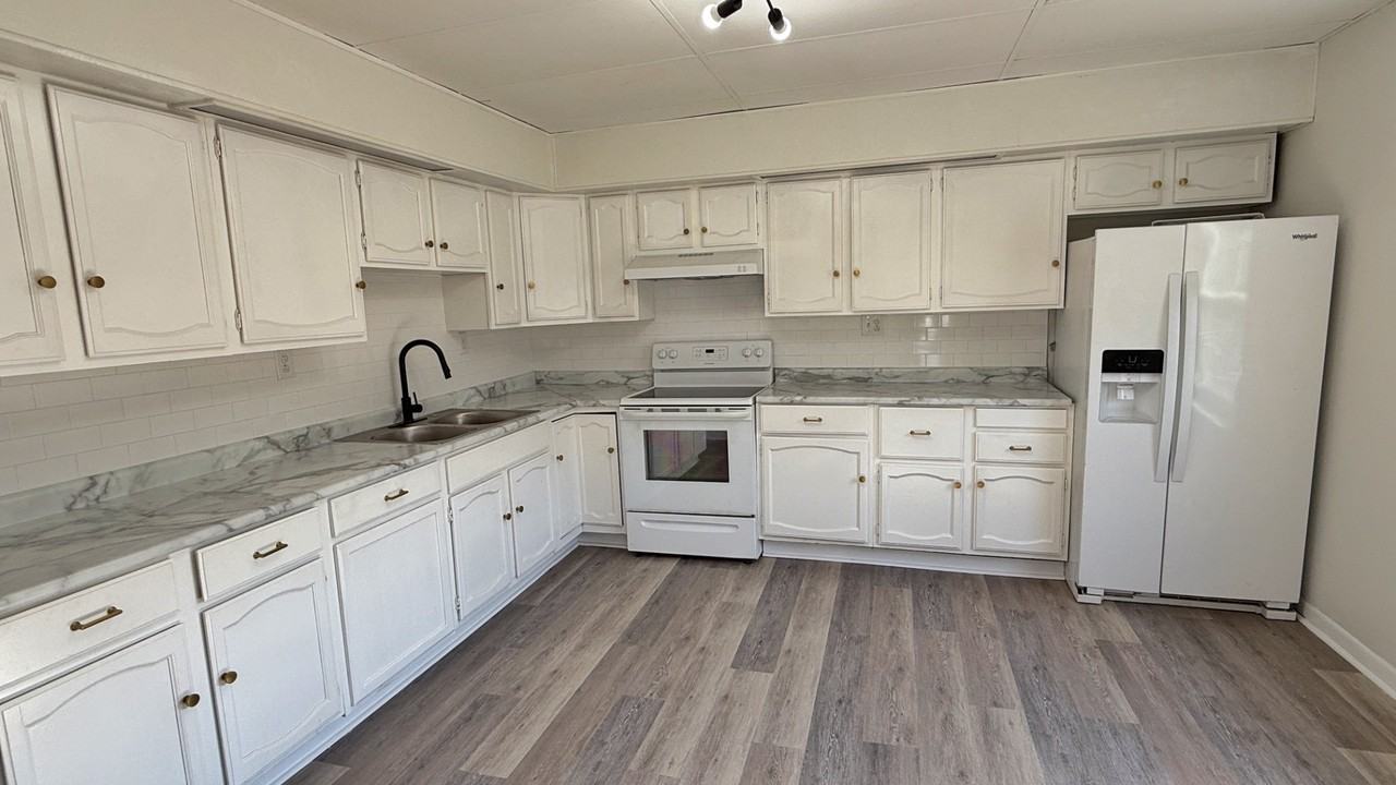 700 W Vine St - Photo 3 of 18