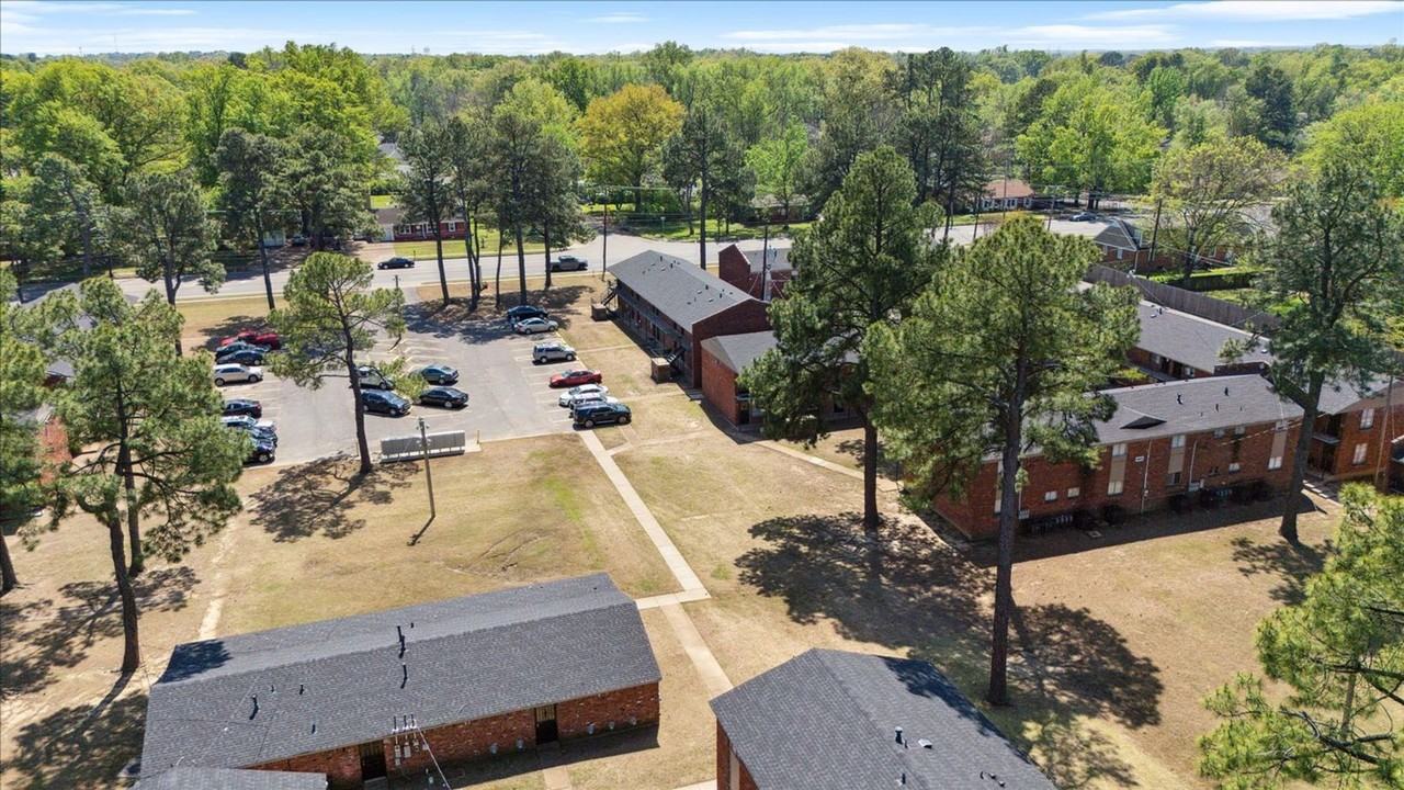 Holmes Pointe Apartments - Photo 2 of 32