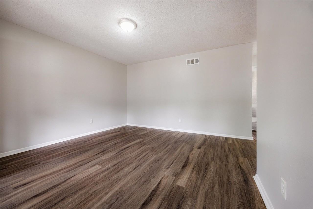 Holmes Pointe Apartments - Photo 4 of 32