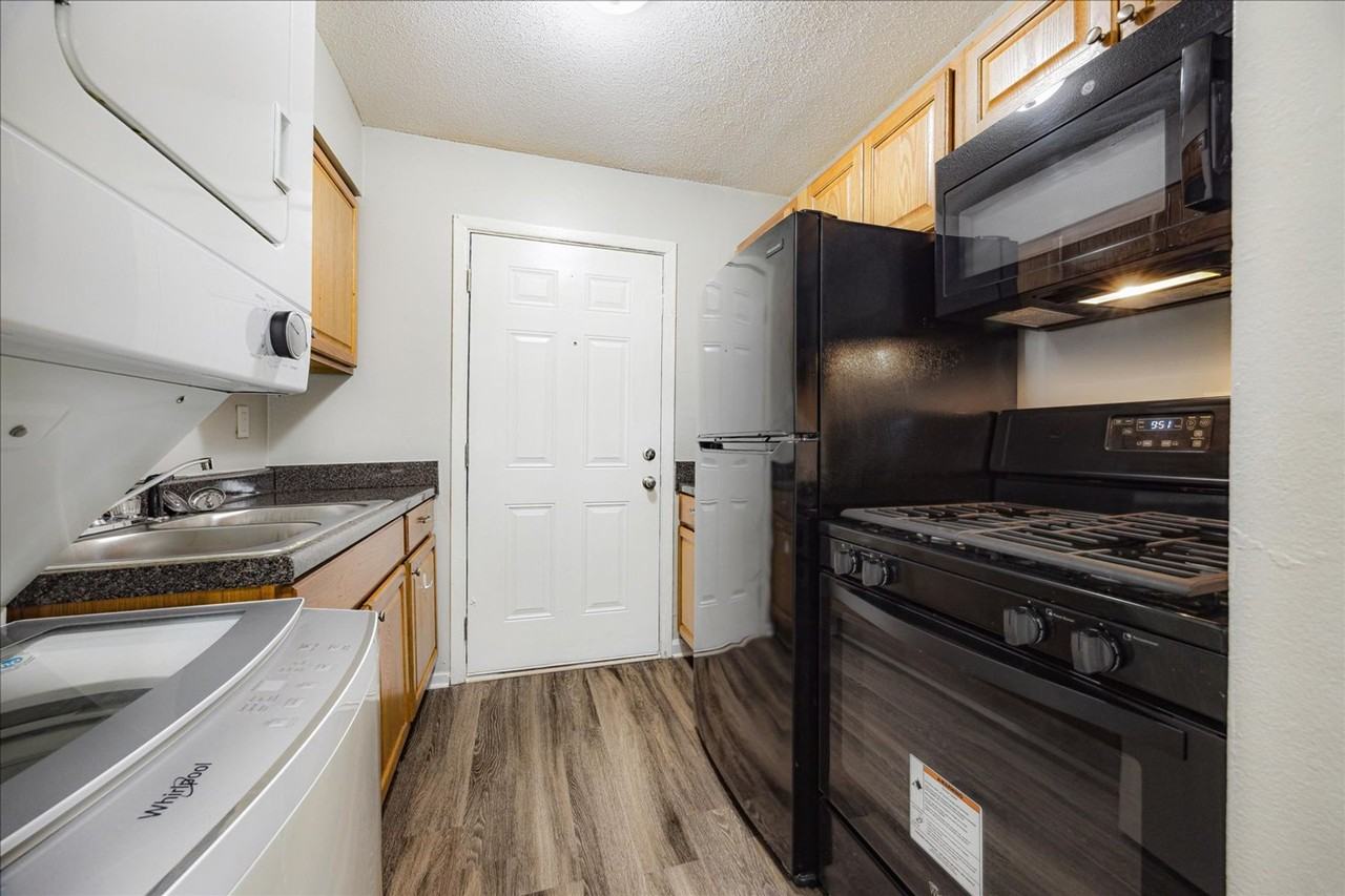 Holmes Pointe Apartments - Photo 7 of 32