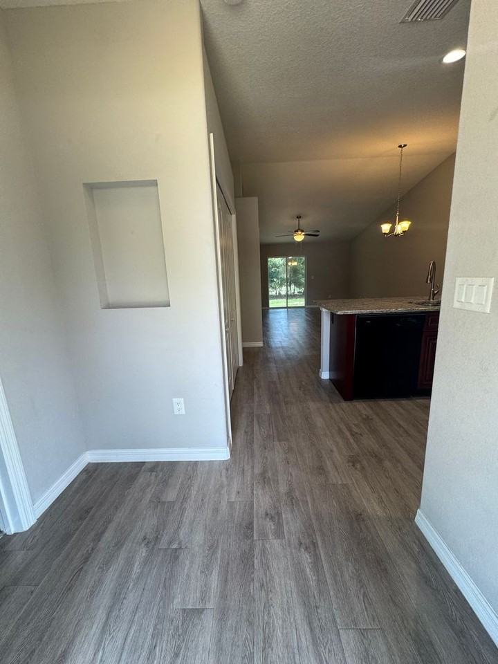 9509 N Travis Dr - Photo 2 of 17