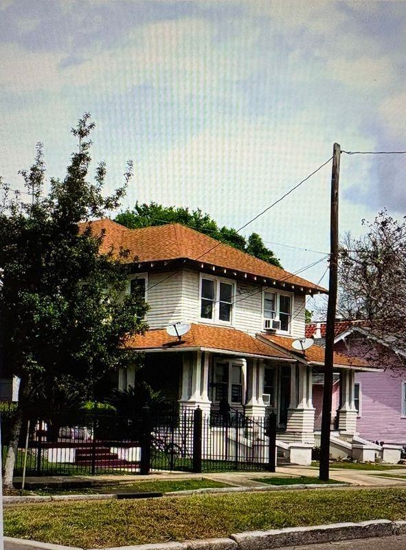 2010 Broadway St - Photo 2 of 12