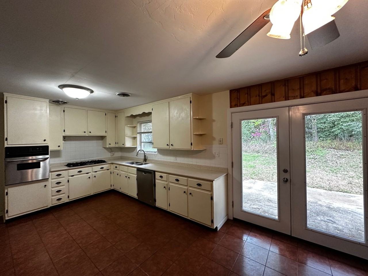 2214 Joyner Dr - Photo 3 of 14