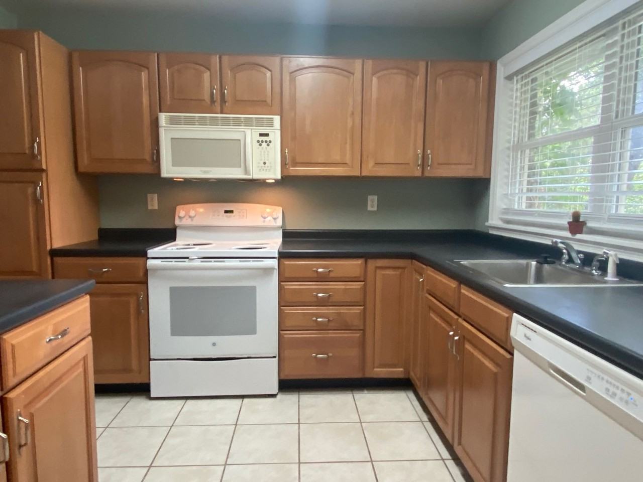 1922 Sunset Ln - Photo 3 of 16