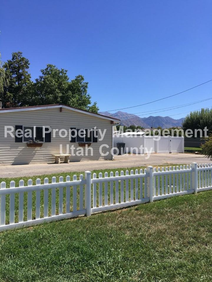 169 S 400 E - Photo 2 of 26