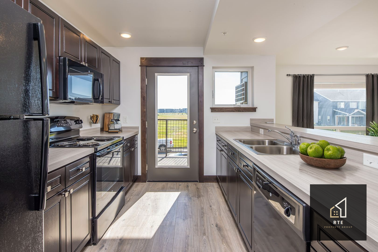 1170 Abigail Lane - Photo 3 of 37