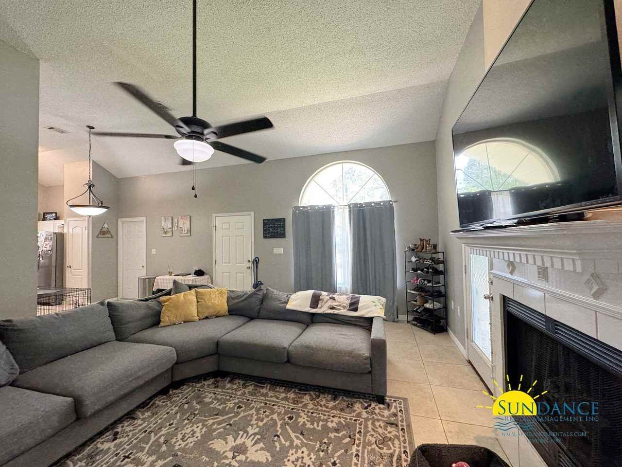 1701 Colonial Ct - Photo 2 of 19