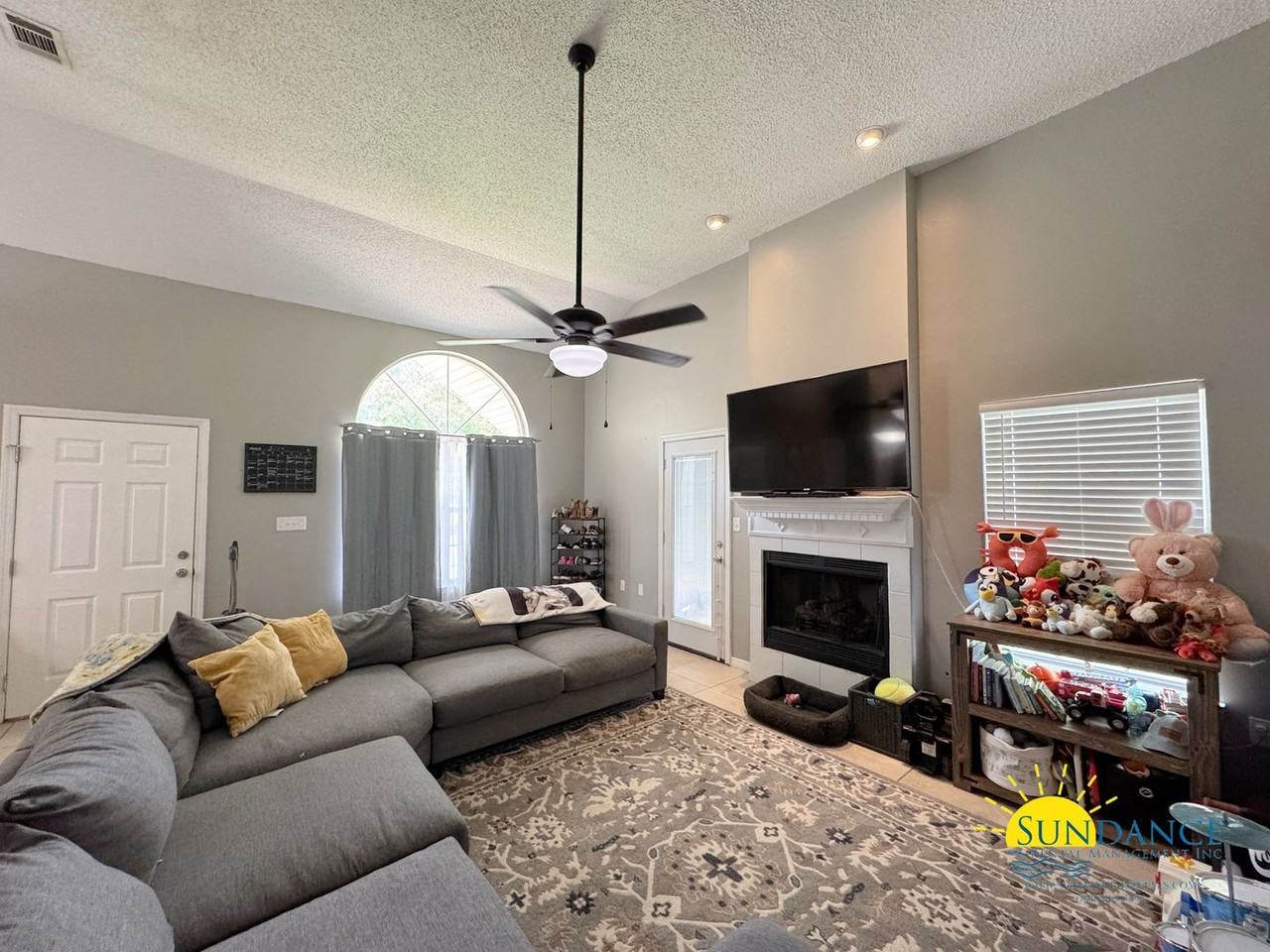 1701 Colonial Ct - Photo 3 of 19