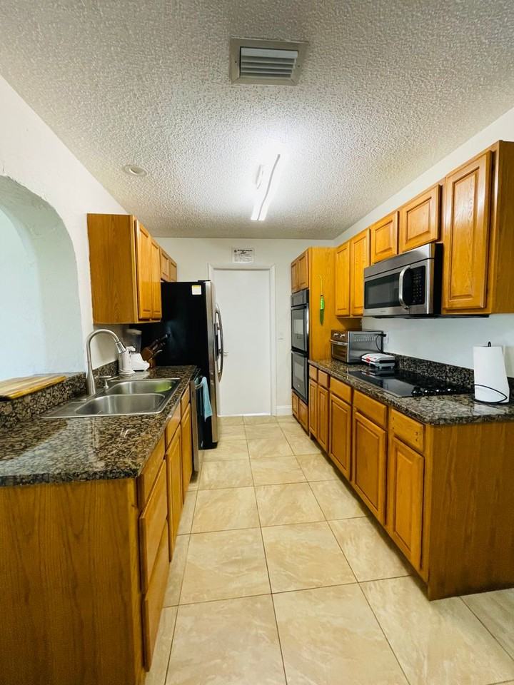 18310 Burkholder Cir - Photo 3 of 17