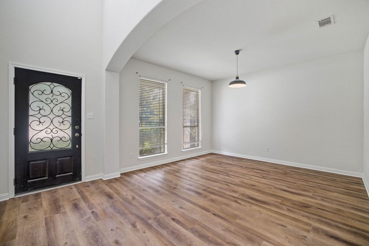 3800 Juniper Hills St - Photo 3 of 38