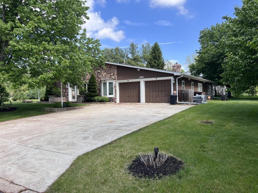 11401 W Grange Hall Rd - Photo 2 of 27