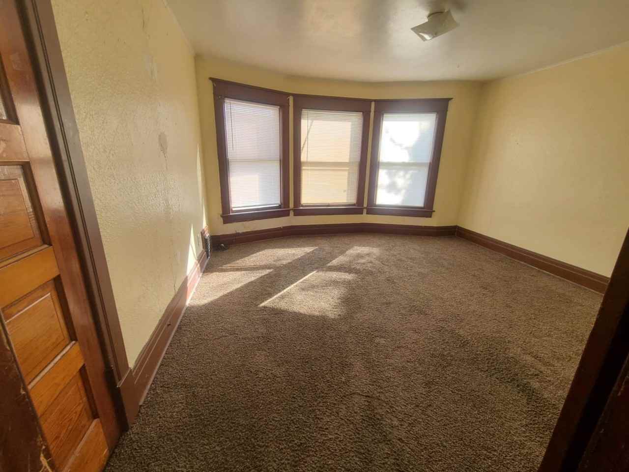 731 W 3rd St - Photo 5 of 7
