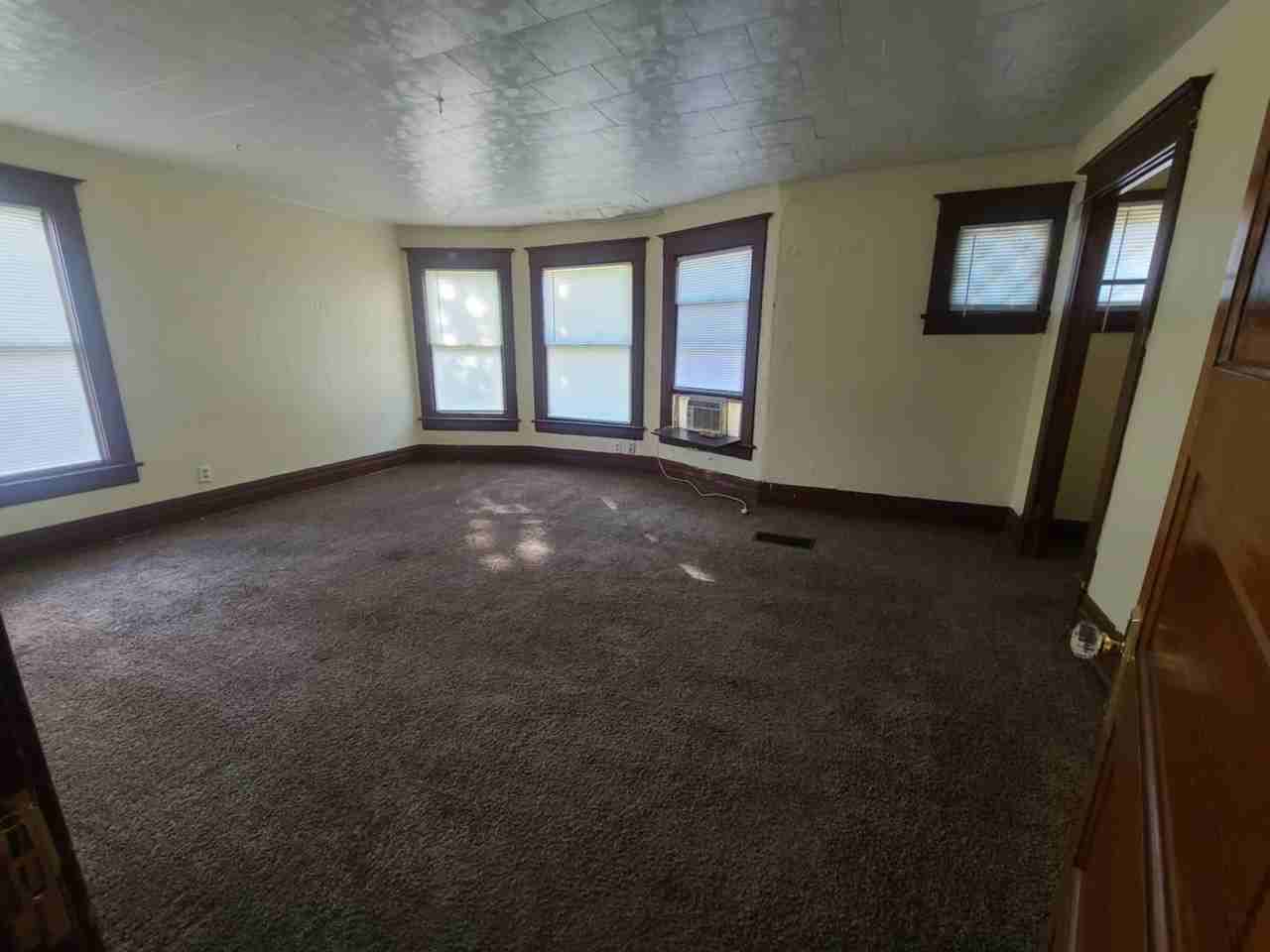 731 W 3rd St - Photo 2 of 7