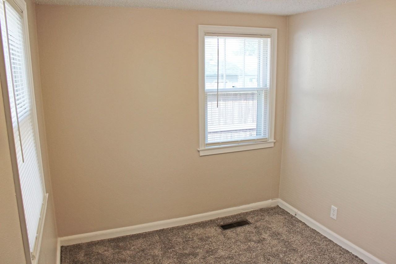 1012 E 26th St - Photo 6 of 20