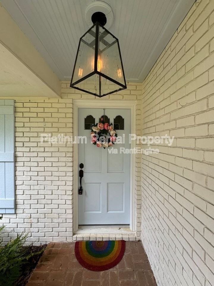 381 Lynne Cir - Photo 4 of 33