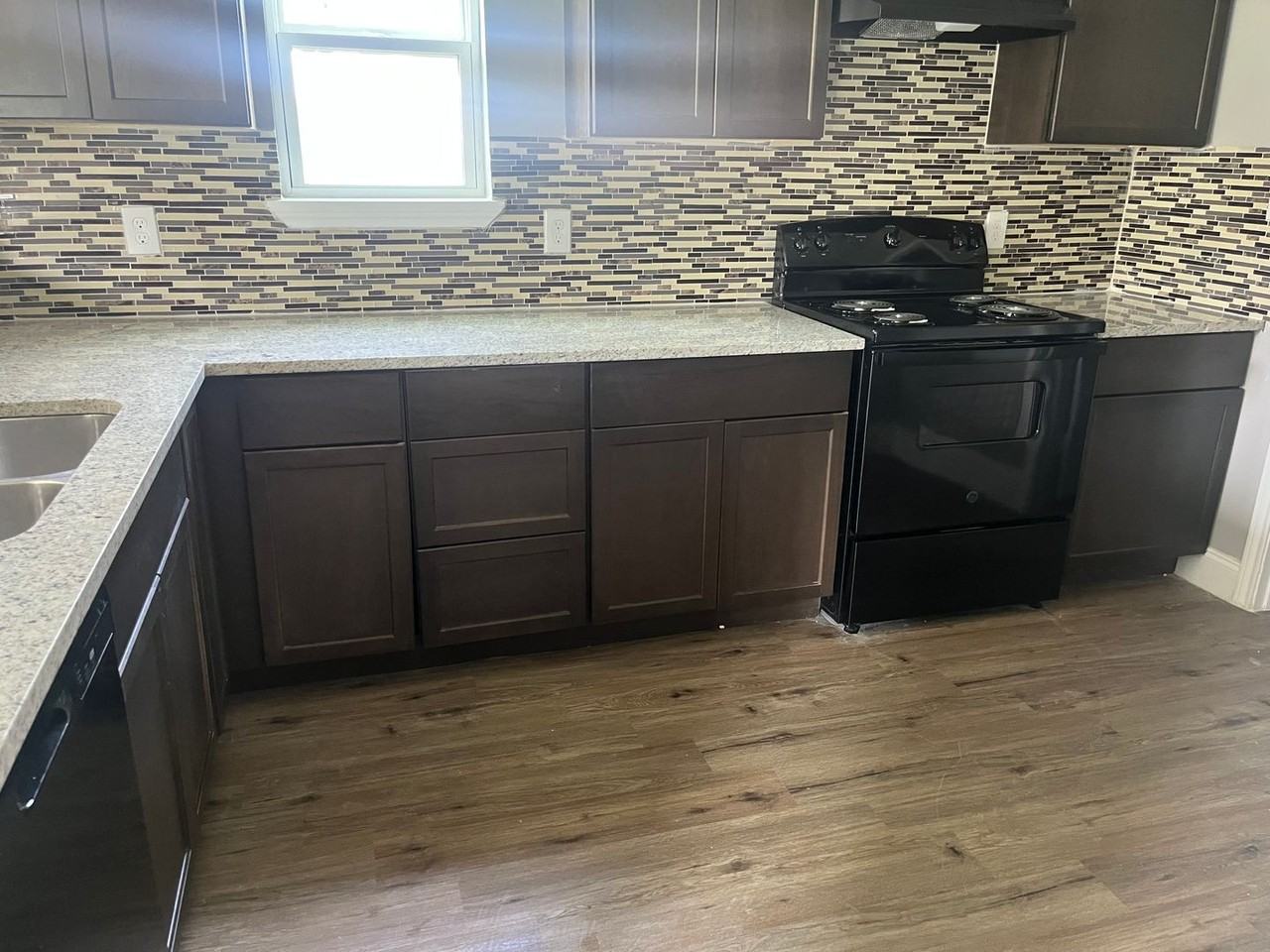 3005 Arapaho Rd - Photo 3 of 8