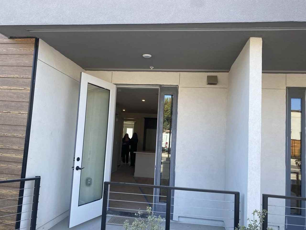 402 W Grand Ave #102 - Photo 4 of 15