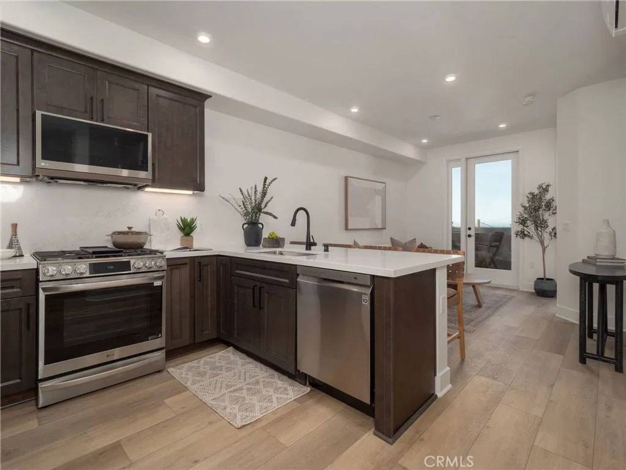 402 W Grand Ave #102 - Photo 5 of 15