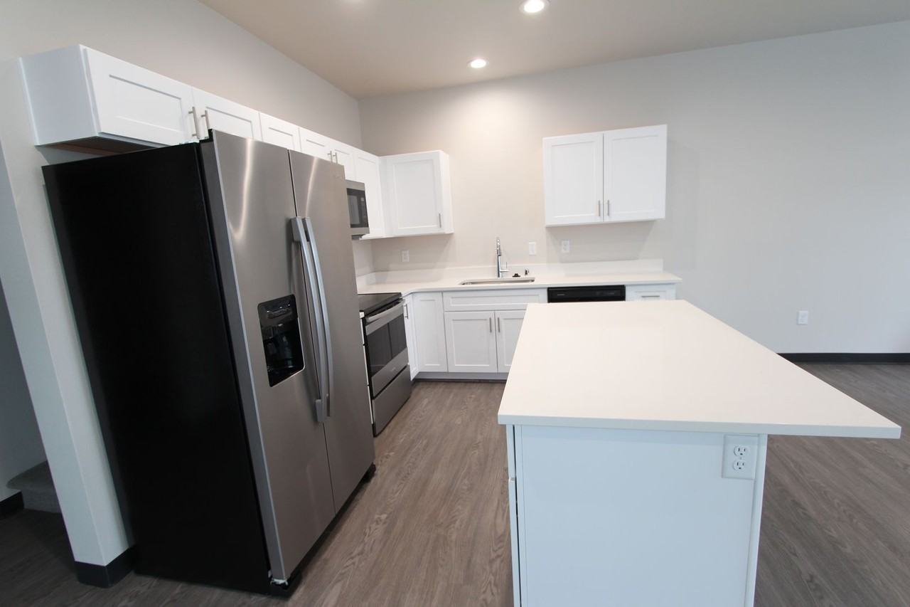 909 Greenfield Dr - Photo 3 of 19