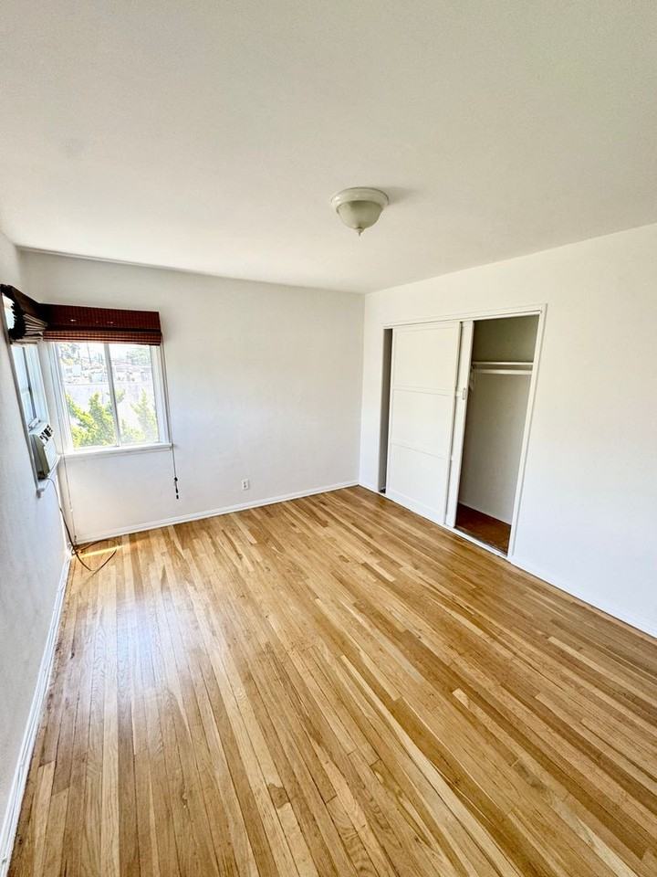 1816 Hillhurst Ave - Photo 5 of 17