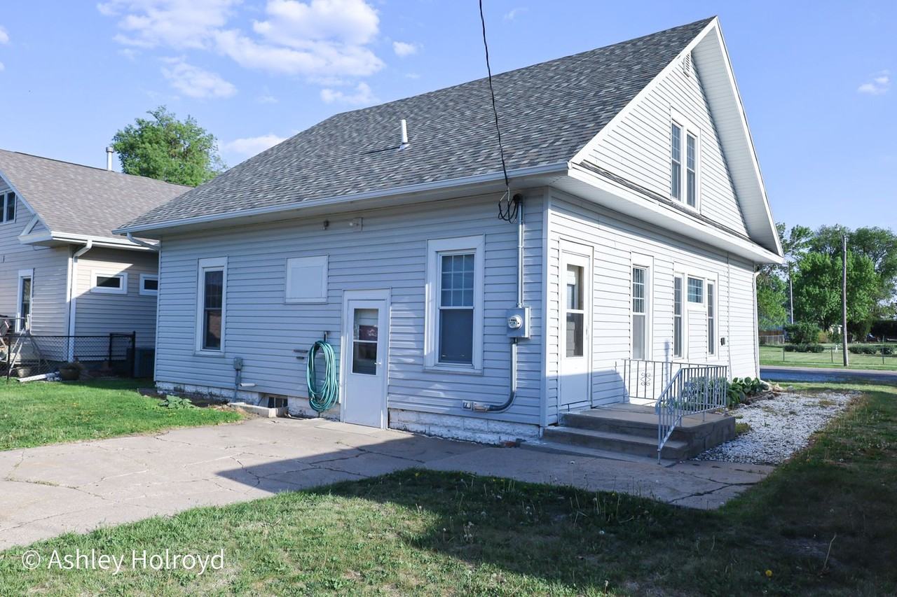 208 E Plum St - Photo 3 of 20