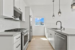 featured image of 913 W Balboa Blvd
