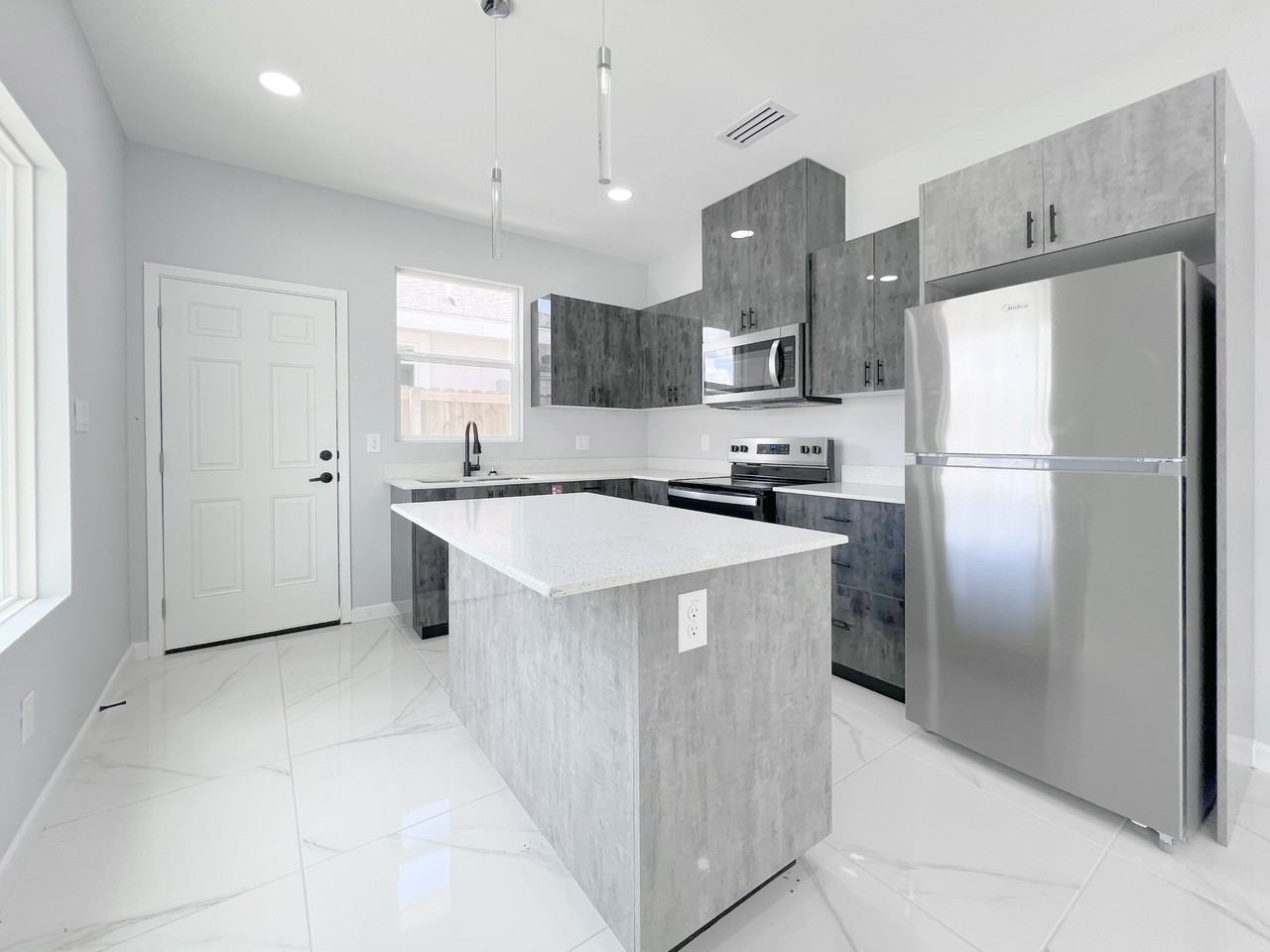 823 N Woodson Ave #NA - Photo 4 of 17