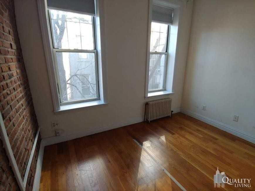207 West 10th Street - Photo 2 of 6