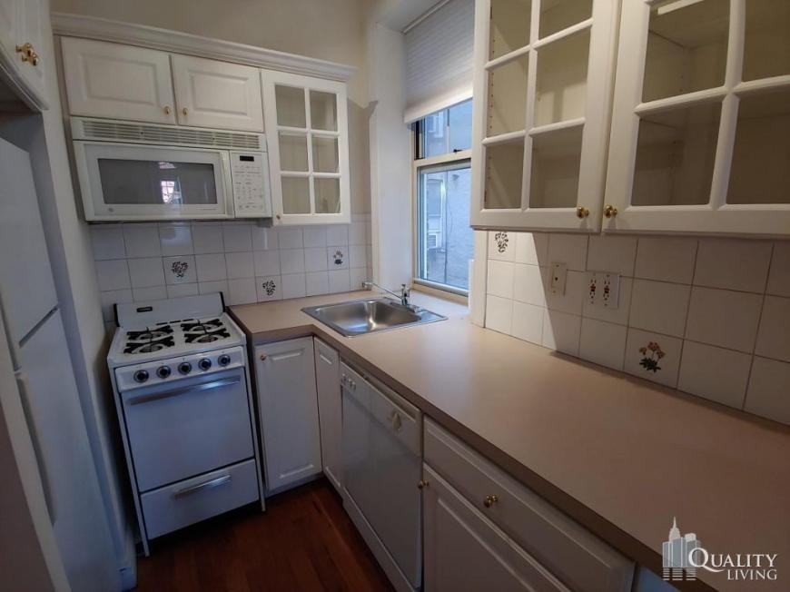 207 West 10th Street - Photo 4 of 6