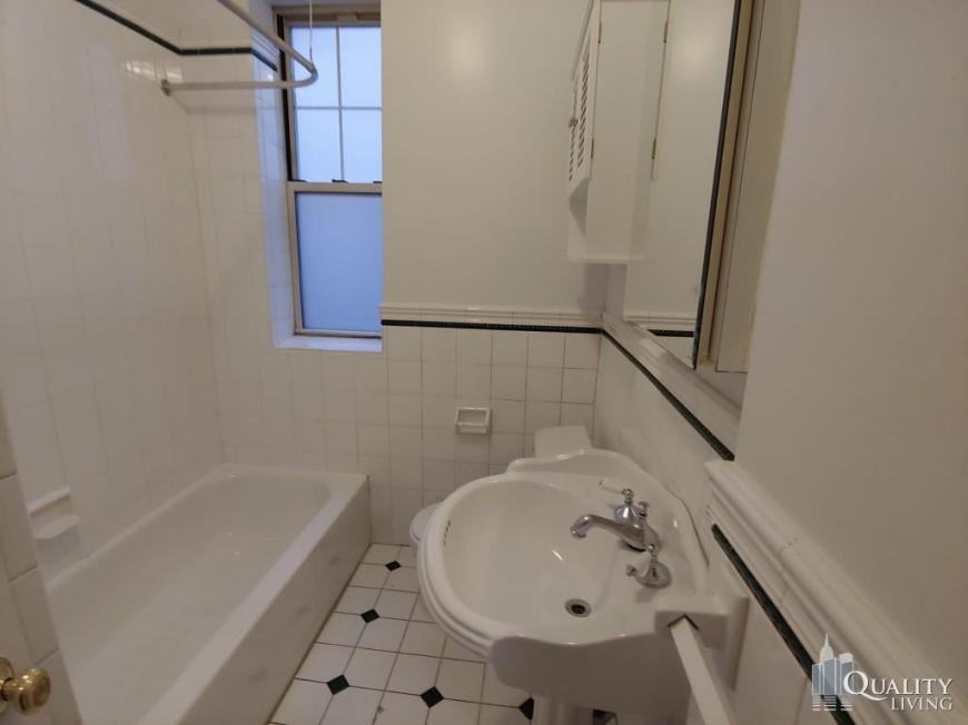 207 West 10th Street - Photo 5 of 6