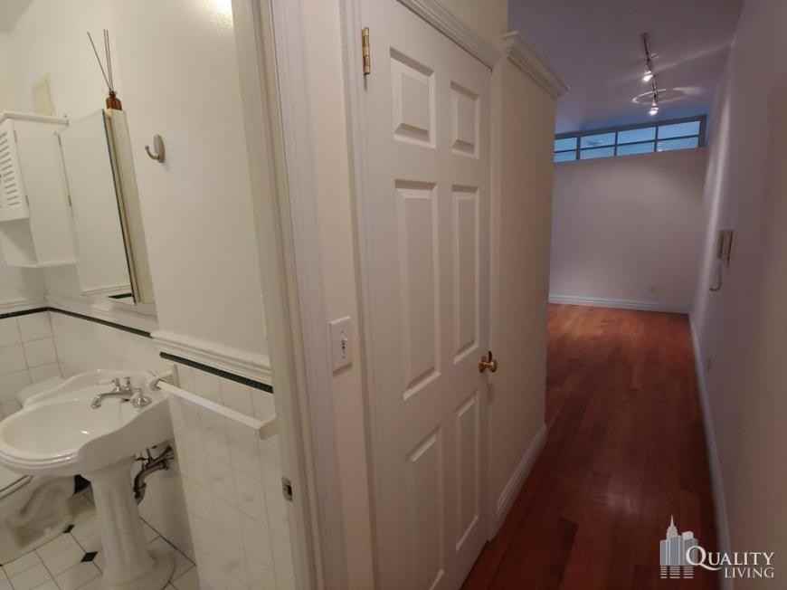 207 West 10th Street - Photo 6 of 6