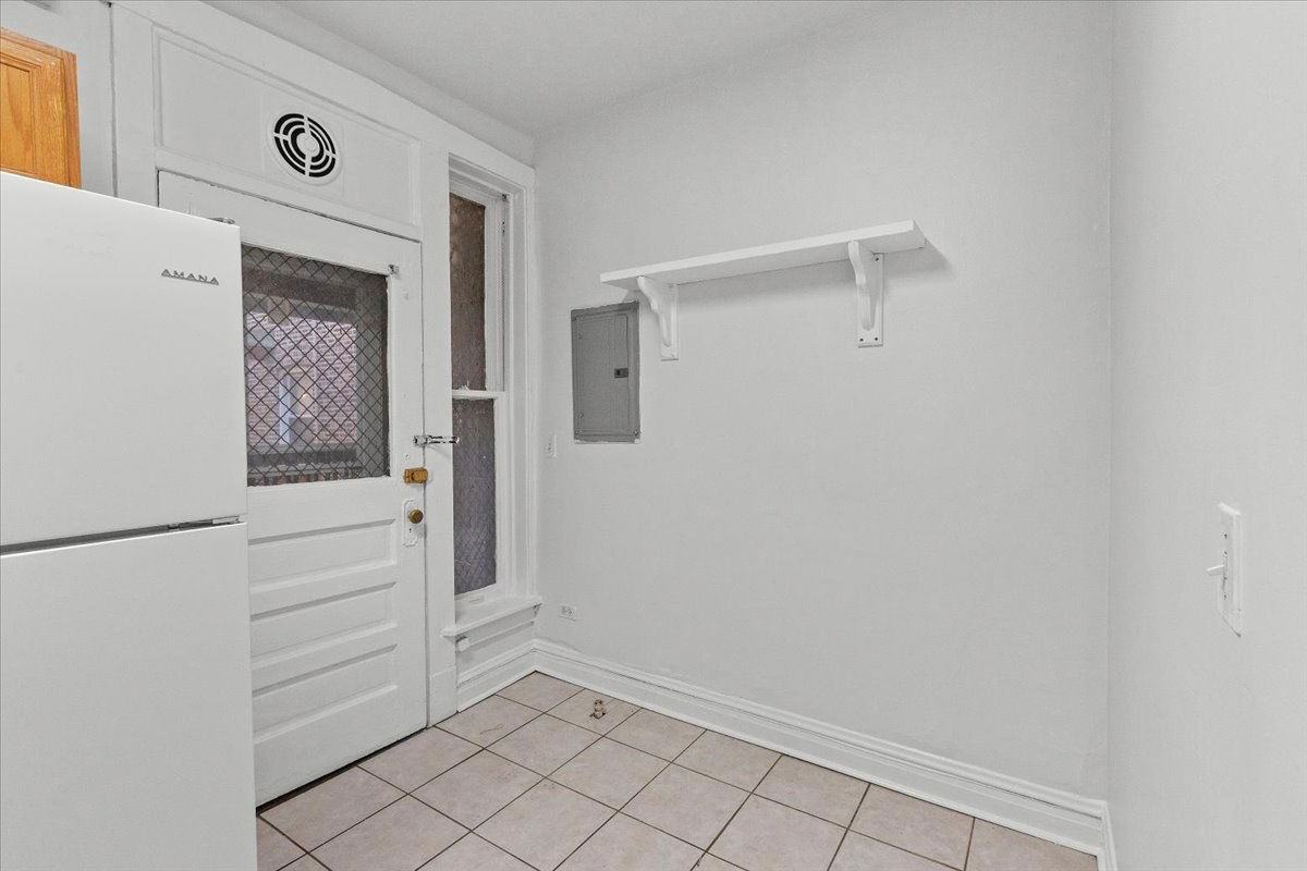 2453 N Clark St #2 - Photo 3 of 8