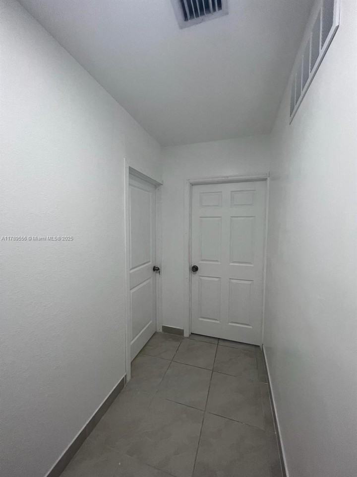 557 Ne 5th Pl - Photo 2 of 8