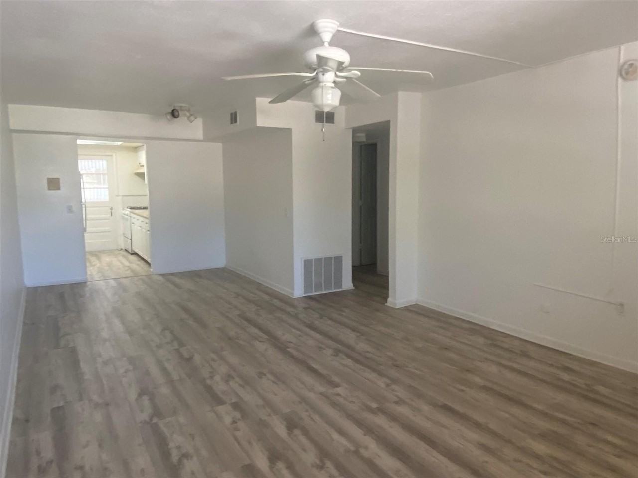 911 Washington Ave #212 - Photo 3 of 20