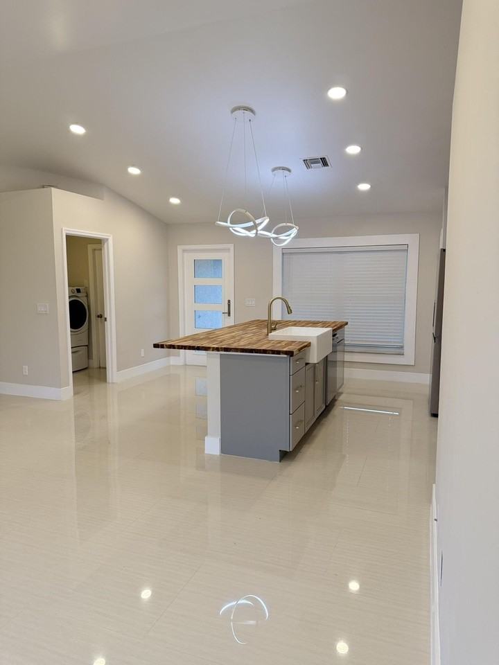 2118 Ne 22nd Pl - Photo 2 of 39