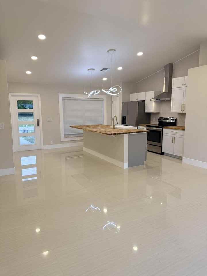 2118 Ne 22nd Pl - Photo 5 of 39