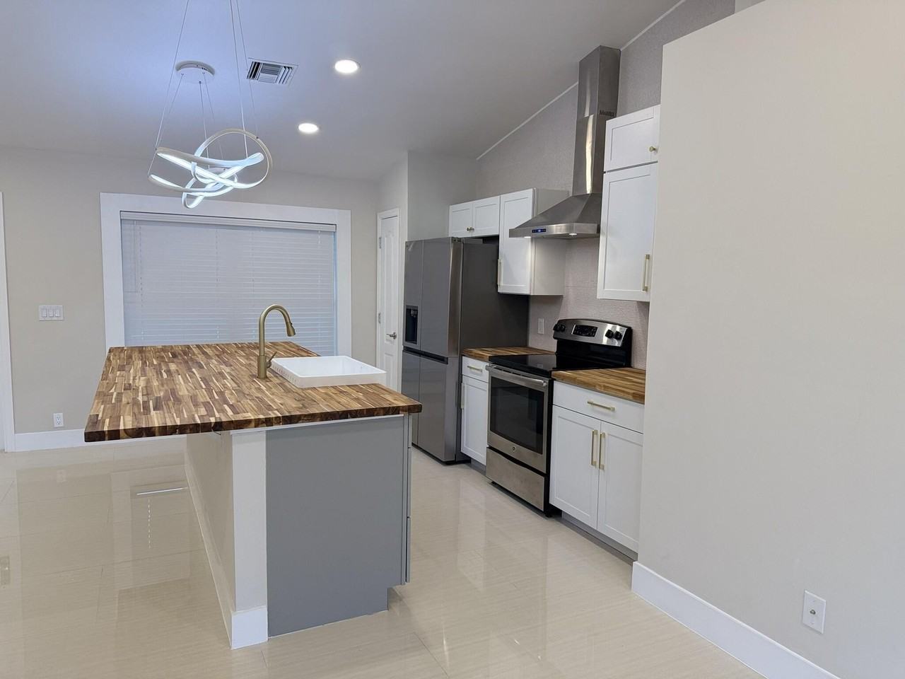 2118 Ne 22nd Pl - Photo 6 of 39