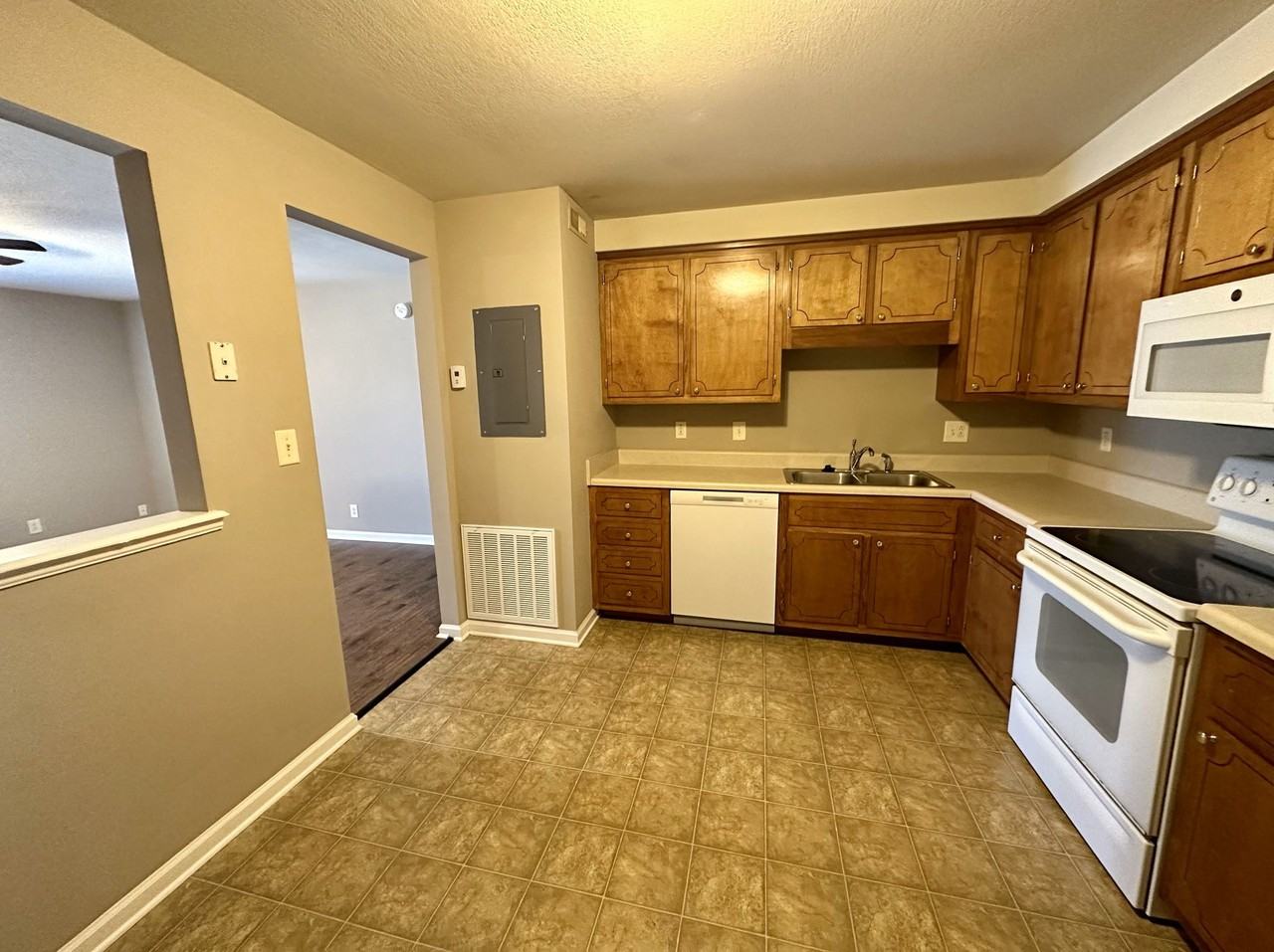 Two Bedroom Pet Friendly Apartment For Rent Near Post! - Photo 5 of 17