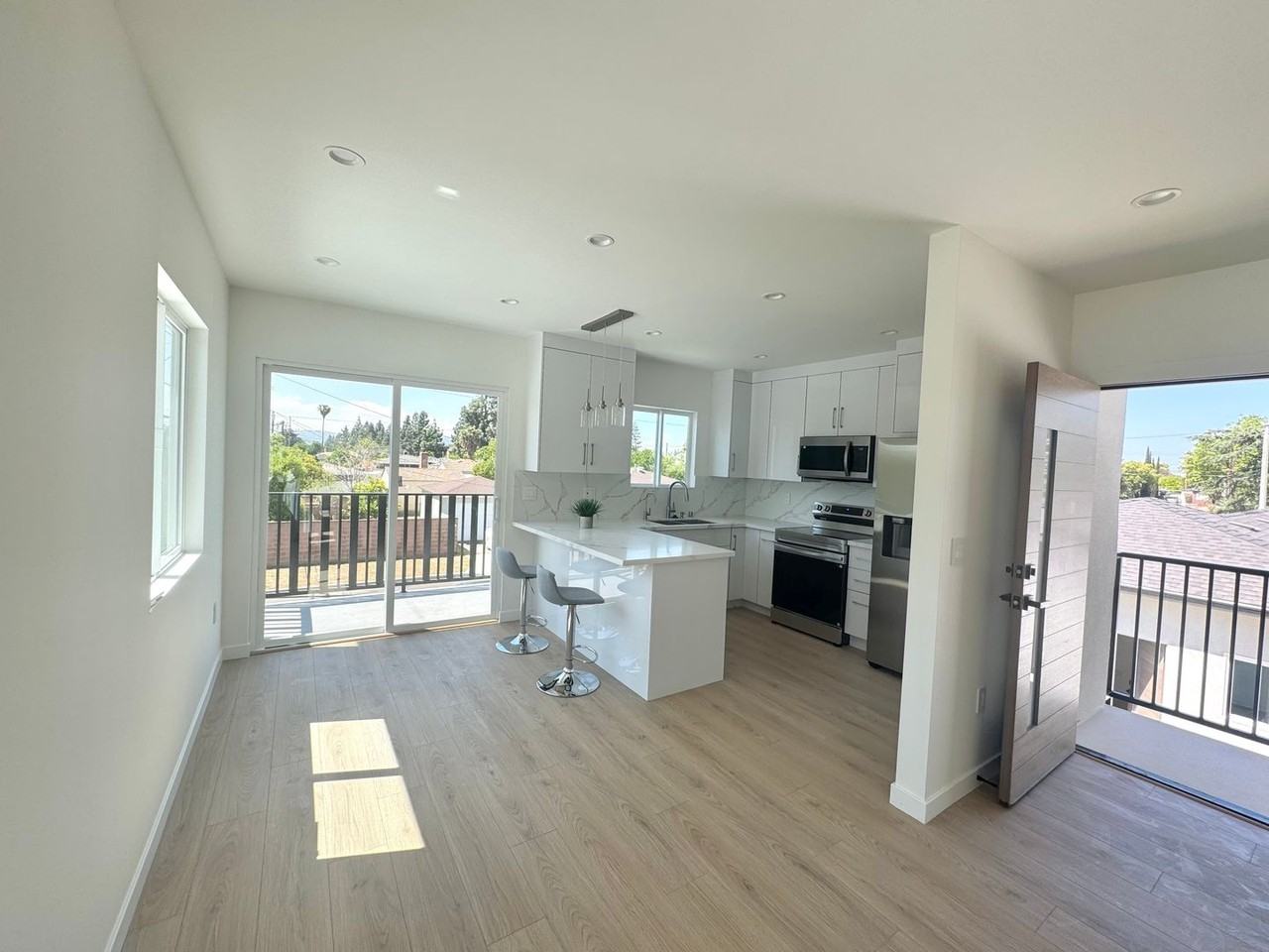 2102 N Pass Ave - Photo 3 of 19